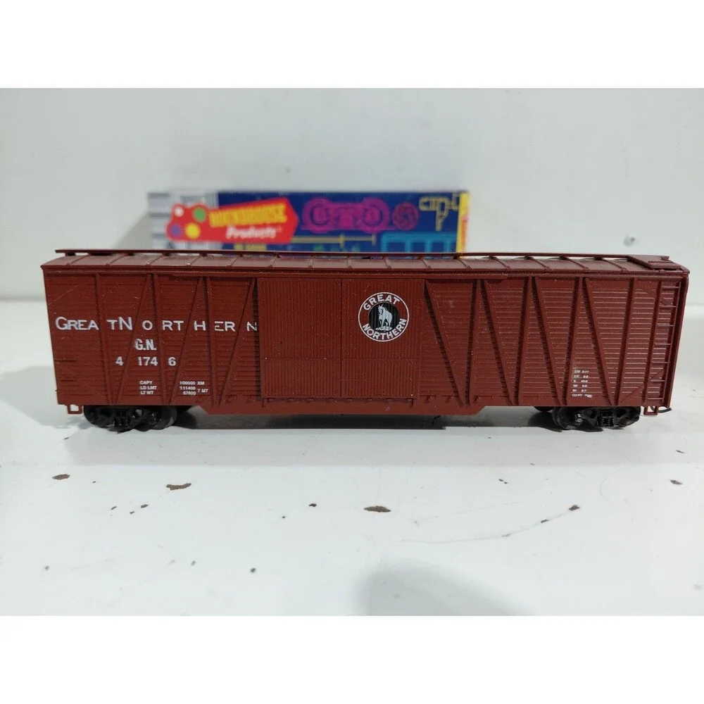 Roundhouse 2121 HO Gauge Model Railroad Great Northern Reefer Car w/Knuckle &Box